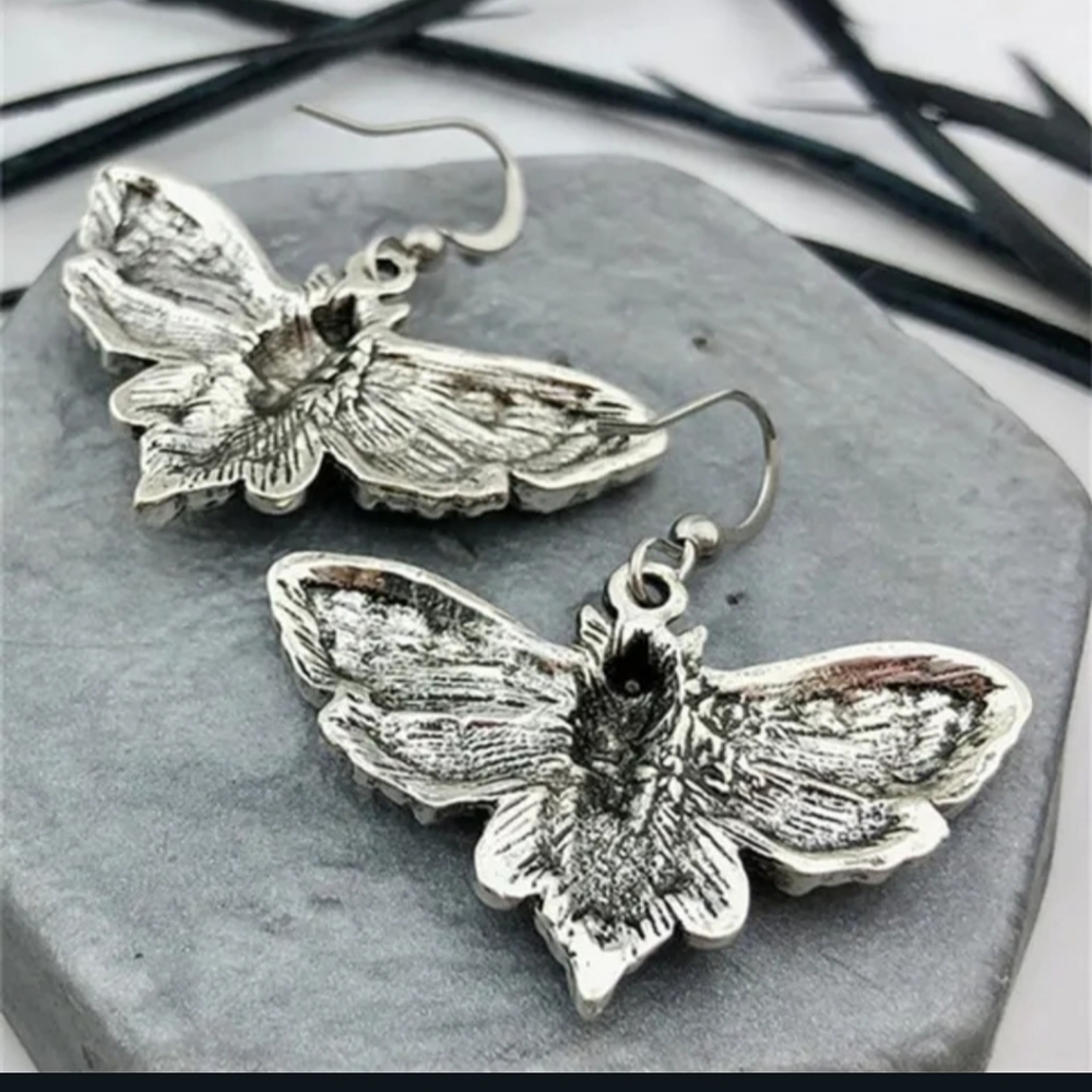 NWT Adorable Boho Goth Silver Death's Head Moth Earrings! - Picture 7 of 10